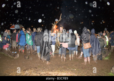 Menschenmengen sammeln am großen Lagerfeuer auf der Greenman Festival 2008 Glanusk Park Brecon Beacons Wales U K Stockfoto