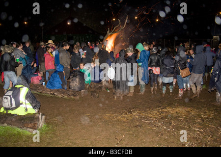 Menschenmengen sammeln am großen Lagerfeuer auf der Greenman Festival 2008 Glanusk Park Brecon Beacons Wales U K Stockfoto