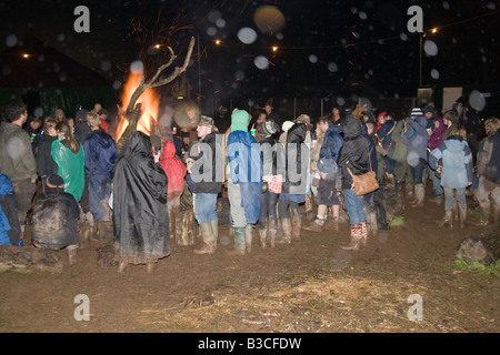 Menschenmengen sammeln am großen Lagerfeuer auf der Greenman Festival 2008 Glanusk Park Brecon Beacons Wales U K Stockfoto