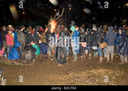 Menschenmengen sammeln am großen Lagerfeuer auf der Greenman Festival 2008 Glanusk Park Brecon Beacons Wales U K Stockfoto