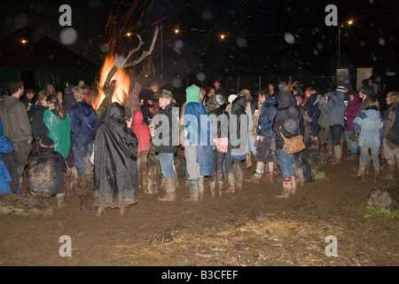 Menschenmengen sammeln am großen Lagerfeuer auf der Greenman Festival 2008 Glanusk Park Brecon Beacons Wales U K Stockfoto