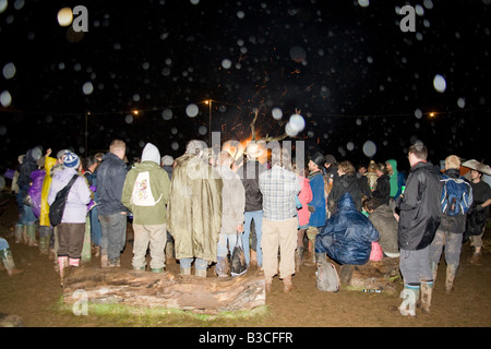 Menschenmengen sammeln am großen Lagerfeuer auf der Greenman Festival 2008 Glanusk Park Brecon Beacons Wales U K Stockfoto