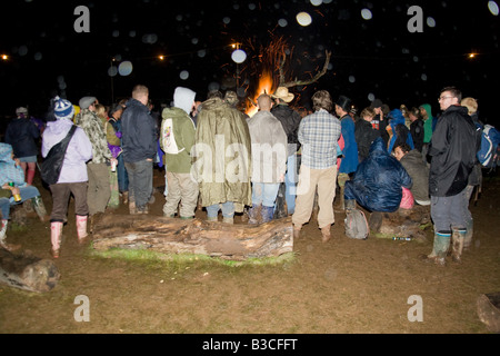 Menschenmengen sammeln am großen Lagerfeuer auf der Greenman Festival 2008 Glanusk Park Brecon Beacons Wales U K Stockfoto