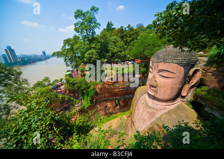 Leshan Buddha Dafo Provinz Sichuan China mit Leshan Stadt über Fluss im Hintergrund JMH3240 Stockfoto