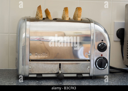 Top-Qualität Dualit Toaster im Edelstahl-Finish mit vier Scheiben Schwarzbrot in bereit zum Toasten. Stockfoto