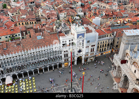 St. Marks Basilica und Clock Tower von oben auf den Campanile gesehen.  Markusplatz, Venedig, Italien Stockfoto