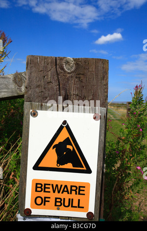 Ein Warnzeichen, die auf einer Säule besagt "Hüten Sie sich vor der Stier". Stockfoto