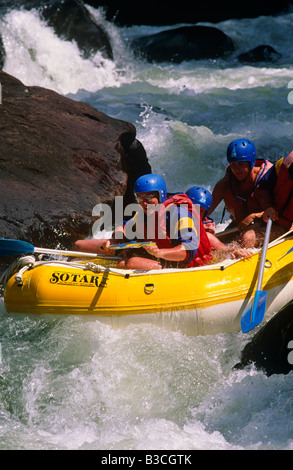 Australien, Queensland. Wildwasser-rafting auf dem Tully River in der Nähe von Cairns. Stockfoto