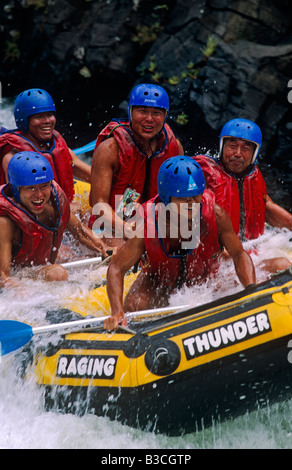 Australien, Queensland. Wildwasser-rafting auf dem Tully River in der Nähe von Cairns. Stockfoto