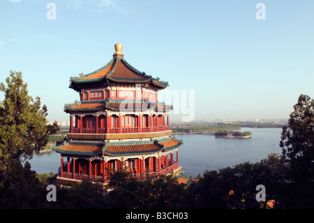 China, Peking. Sommer-Palast - UNESCO-Weltkulturerbe. Eine Pagode mit Blick auf See Kunming und die Stadt. Stockfoto