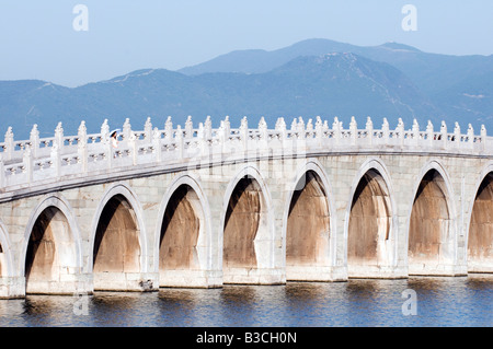 China, Peking. Sommer-Palast - UNESCO-Weltkulturerbe. Ein junges Mädchen auf die 17 Bogenbrücke (MR). Stockfoto