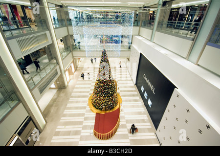 China, Peking. Weihnachtsbaum und Dekoration in einem Kaufhaus. Stockfoto