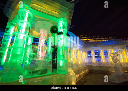 China, Peking, Longqing Schlucht Tourist Park. Eis-Skulptur-fest - Anzeige der Nacht Zeit Beleuchtungen und chinesische Mädchen genießen die Attraktionen (MR). Stockfoto