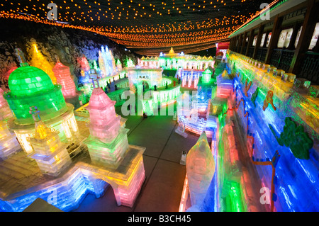 China, Peking, Longqing Schlucht Tourist Park. Eis Skulpturen Festival Anzeige der Nacht Zeit Illuminationen. Stockfoto