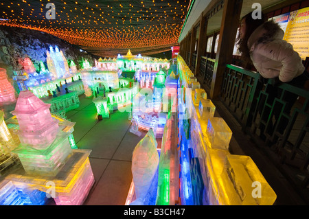 China, Peking, Longqing Schlucht Tourist Park. Eis Skulpturen Festival Anzeige der Nacht Zeit Illuminationen und chinesisches Mädchen Stockfoto