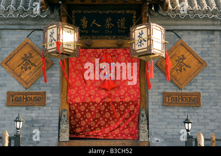 China, Beijing, Houhai Bereich. Dekorationen vor einem Teegeschäft. Stockfoto