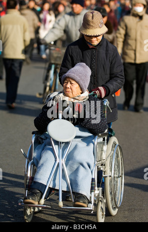China, Peking. Eine Frau in einem Rollstuhl, einen Tag zu genießen. Stockfoto