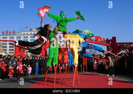 China, Peking. Changdian Street fair - Chinesisches Neujahr Frühlingsfest - Stelzenläufer wenige Interpreten. Stockfoto