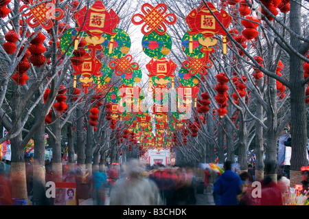 China, Peking. Chinesische Neujahr Frühlingsfest Massen von Menschen zu Fuß unter rote Laterne Dekorationen im Ditan Park Stockfoto