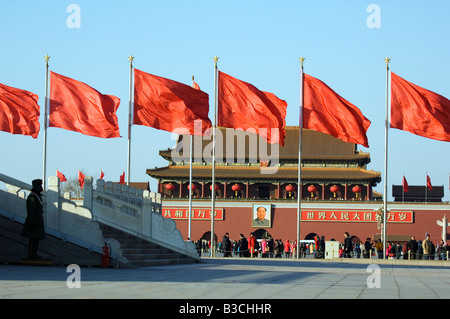 China, Peking. Chinesische neue Jahr Frühlingsfest - Fahnen und rote Laterne Dekorationen auf dem Platz des himmlischen Friedens Tiananmen Stockfoto