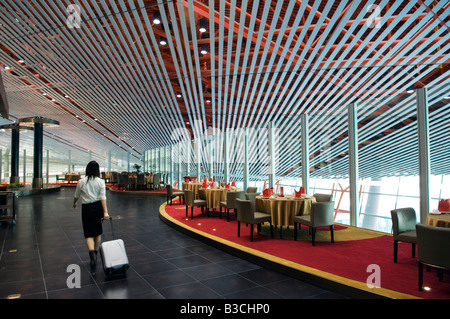 China, Peking, Beijing Capital Airport. Eine chinesische Geschäftsfrau im neuen Terminal 3 Gebäude geöffnet Februar 2008 Stockfoto