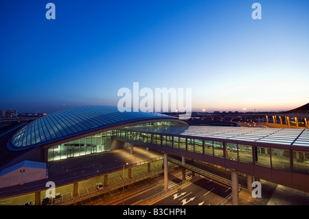 China, Peking, Beijing Capital Airport. Nachts beleuchtet, offener Teil Neubau Terminal 3 Februar 2008, das zweitgrößte Gebäude der Welt. Stockfoto