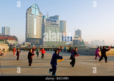 China, Shanghai. Tai-Chi-Darsteller vor modernen Gebäuden. Stockfoto