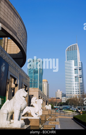 China, Shanghai. Shanghai Museum Statuen und modernen Gebäuden. Stockfoto