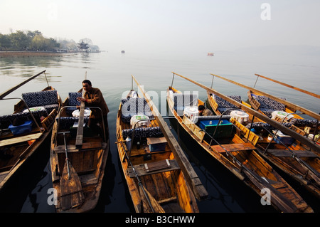 China, Provinz Zhejiang, Hangzhou. Boote auf dem Wasser des West Lake. Stockfoto