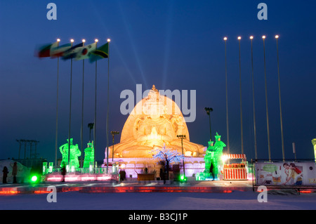 China, Nordost-China, Provinz Heilongjiang Harbin City. Eis-Laternenfest. Bunten Eisskulpturen nachts beleuchtet. Stockfoto