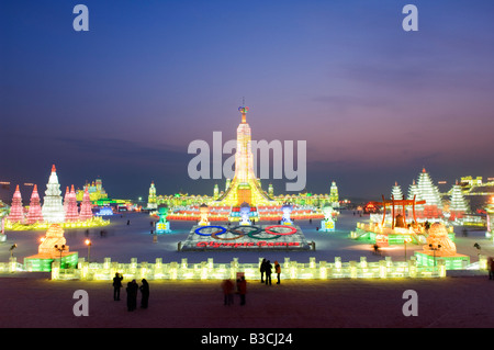 China, Nordost-China, Provinz Heilongjiang Harbin City. Eis-Laternenfest. Bunten Eisskulpturen nachts beleuchtet. Stockfoto