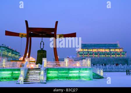 China, Nordost-China, Provinz Heilongjiang Harbin City. Eis-Laternenfest. Eine große Glocke - bunten Eisskulpturen Stockfoto