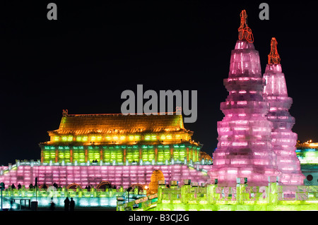 China, Nordost-China, Provinz Heilongjiang Harbin City. Eis-Laternenfest. Eine bunte Eis-Skulptur Replik Stockfoto