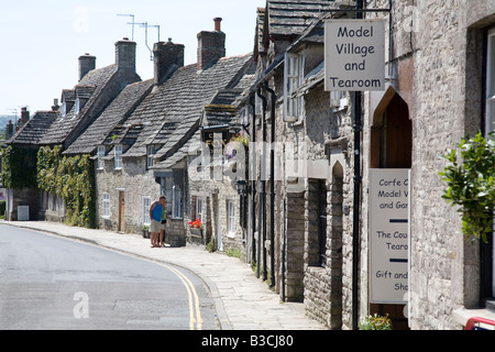 Tee Zimmer Pub und terrassenförmig angelegten Häuser im Dorf Corfe Castle Dorset UK Stockfoto