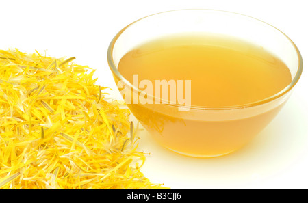 Sirup aus den Blüten von Löwenzahn süßes Süßstoff essen Taraxum officinale Leontodon officinale Dente de Leone Soffi Stockfoto