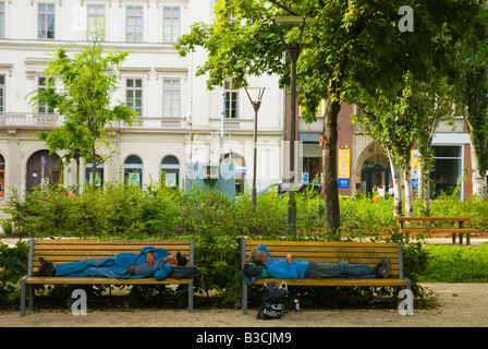 Männer schlafen am Erzsebet ter Platz in Budapest Ungarn Europa Stockfoto