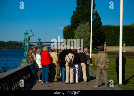 Reisegruppe einen Leitfaden vor Rathaus in Stockholm Schweden Europa anhören Stockfoto