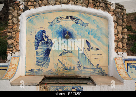 Brunnen mit historischen Azulejos Bild eine typische Form der portugiesischen gemalten Zinn glasierte Keramik Handarbeit in Carvoeiro Algarve Po Stockfoto
