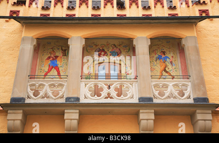Fresken im Schloßhof von Schloß Hohenschwangau Schwangau bei Füssen Bayern Deutschland Stockfoto