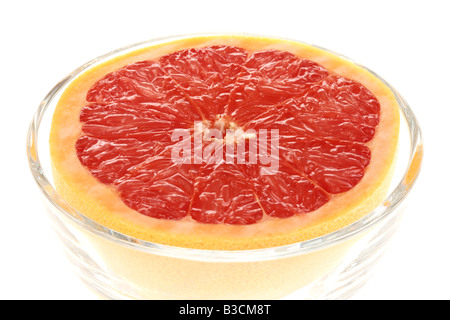 Frische reife Saftig eine halbe Frühstück Grapefruit in eine Schüssel Isoliert gegen einen weißen Hintergrund mit keine Menschen und einen Freistellungspfad Stockfoto