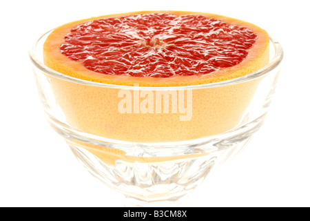 Frische reife Saftig eine halbe Frühstück Grapefruit in eine Schüssel Isoliert gegen einen weißen Hintergrund mit keine Menschen und einen Freistellungspfad Stockfoto