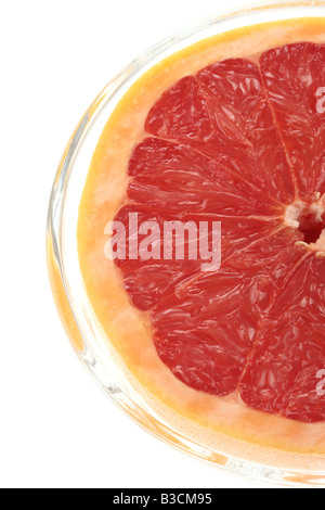 Frische reife Saftig eine halbe Frühstück Grapefruit in eine Schüssel Isoliert gegen einen weißen Hintergrund mit keine Menschen und einen Freistellungspfad Stockfoto