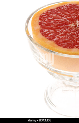Frische reife Saftig eine halbe Frühstück Grapefruit in eine Schüssel Isoliert gegen einen weißen Hintergrund mit keine Menschen und einen Freistellungspfad Stockfoto