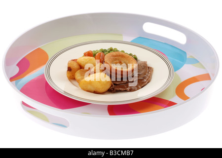 Frische leckere traditionelle britischen Sunday Roast Beef Abendessen mit Gemüse gegen einen weißen Hintergrund mit keine Menschen und einen Freistellungspfad isoliert Stockfoto