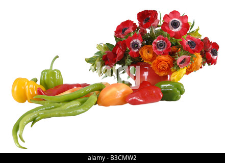 Blumenstrauß und verschiedene Pfeffer Stockfoto