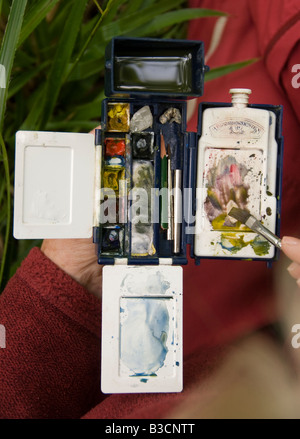 Ein Künstler mischt Aquarell-Farben auf einer palette Stockfoto