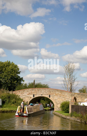 ein Narrowboat gehen unter der Brücke am Grand Union Canal in der Nähe von Tring in Hertfordshire UK Stockfoto