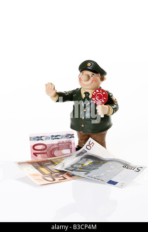 Polizist Figur halten Geld Stockfoto