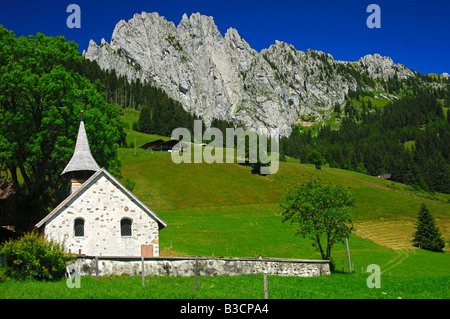 Dorfkirche Abländschen vor der Bergkette Gastlosen, Préalpes Fribourgeoises, Schweiz Stockfoto