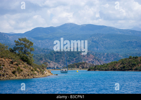 Segelboot auf Blue Cruise Göcek Fethiye Bucht Türkei Stockfoto